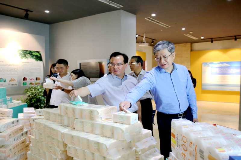 2019年 5月22日，时任浙江省社会组织综合党委专职副书记、省民政厅社会组织治理局局长蔡国华莅临918.com纸业调研企业发展情况和党建工作