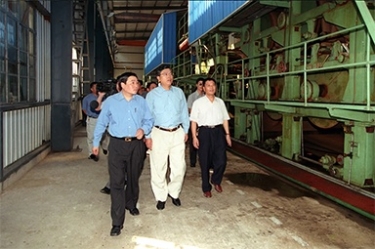 2000年9月19日，时任浙江省委书记张德江一行视察公司