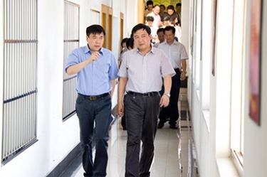 2012年7月5日，时任黄冈市委书记李卫宁一行调研公司党建工作