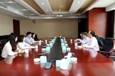 平湖市关工委主任邱其良莅临918.com纸业调研下一代工作