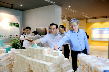2019年 5月22日，时任浙江省社会组织综合党委专职副书记、省民政厅社会组织治理局局长蔡国华莅临918.com纸业调研企业发展情况和党建工作